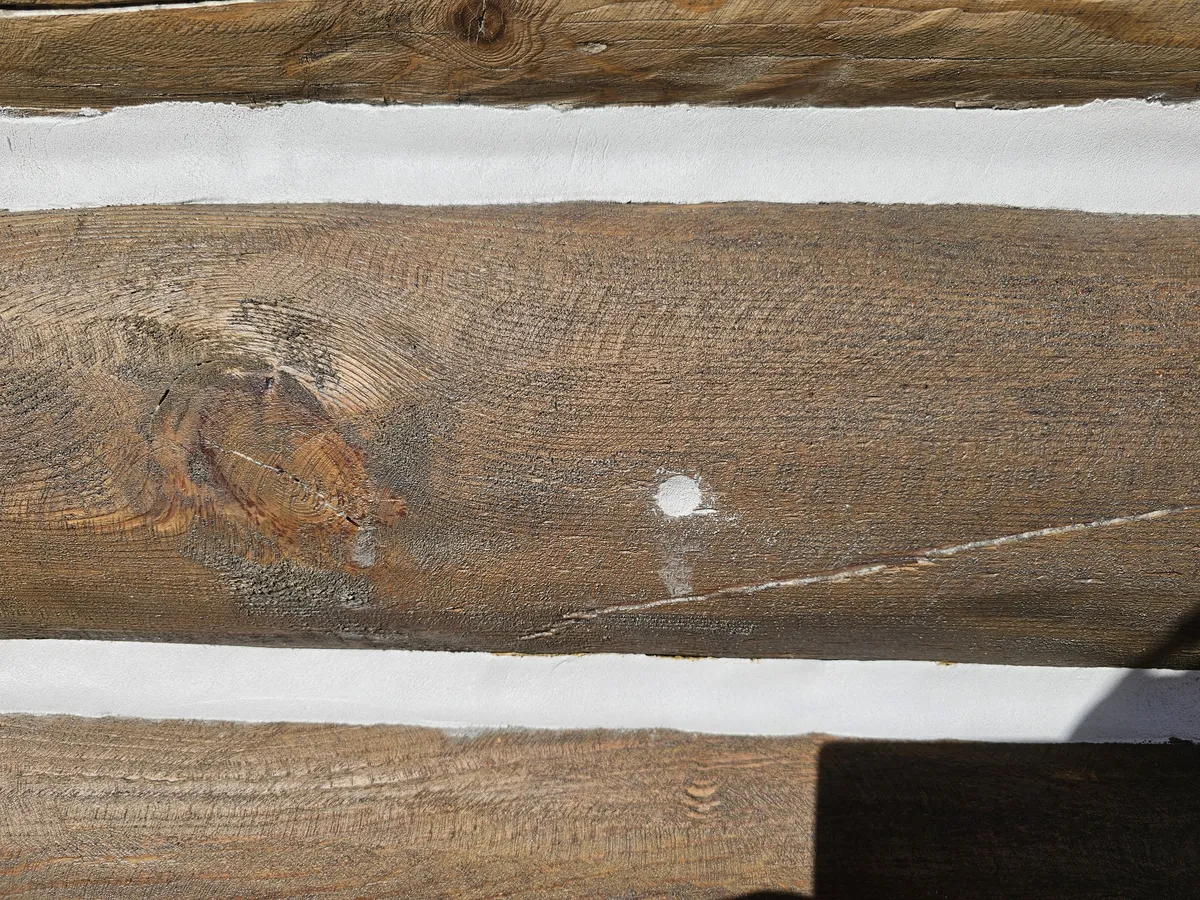 Log home chinking work