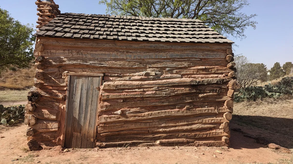 Log home chinking work